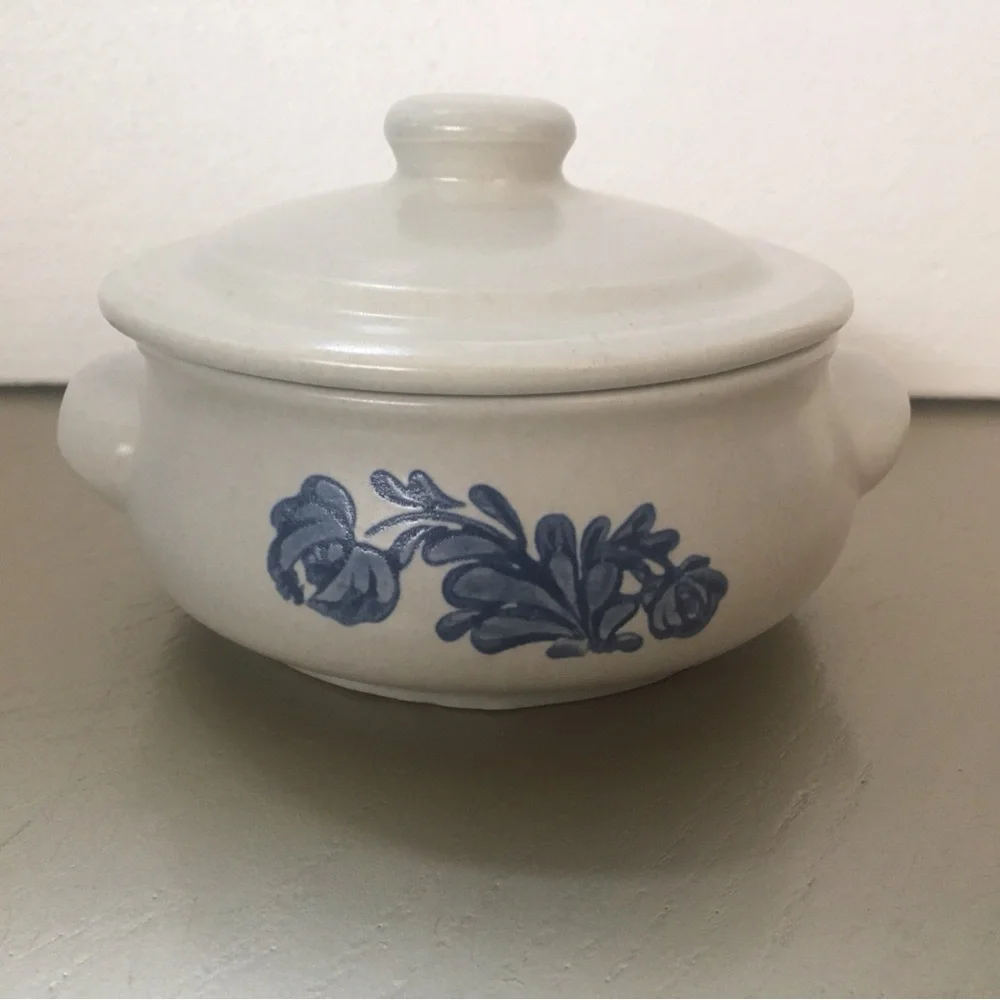 Pfaltzgraff Yorktowne 305Y‎ Individual Casserole/Chowder Bowls with Lids Pair